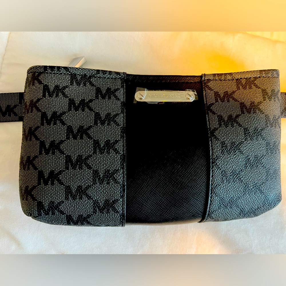Michael Kors Luxury Belt Bag - Elegant and Functional